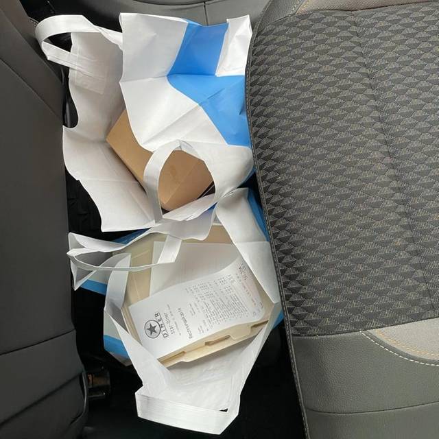 Takeaway-Bestellung im Auto