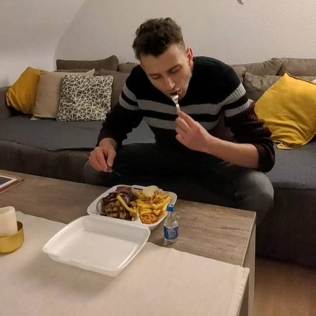 Der Parga-Teller kommt mit Gyros und Steak. Dazu Pommes, Reis und Salat.