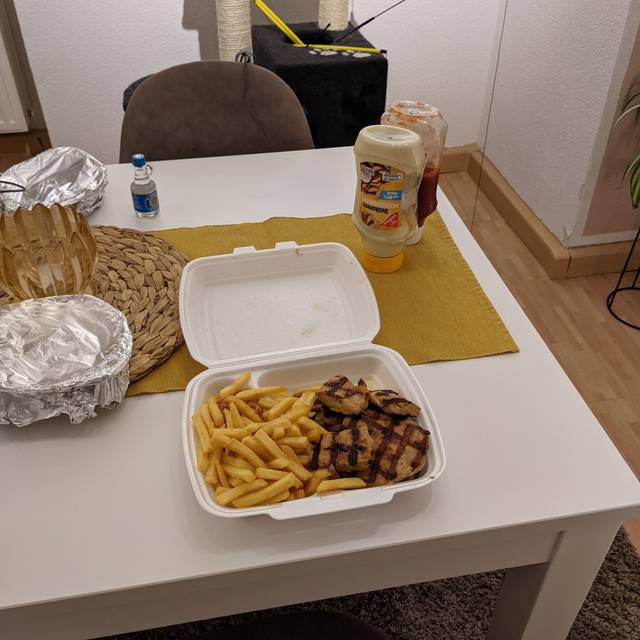 Der Bauernteller mit Gyros, Steak, Spieß. Dazu Pommes, Salat und Reis