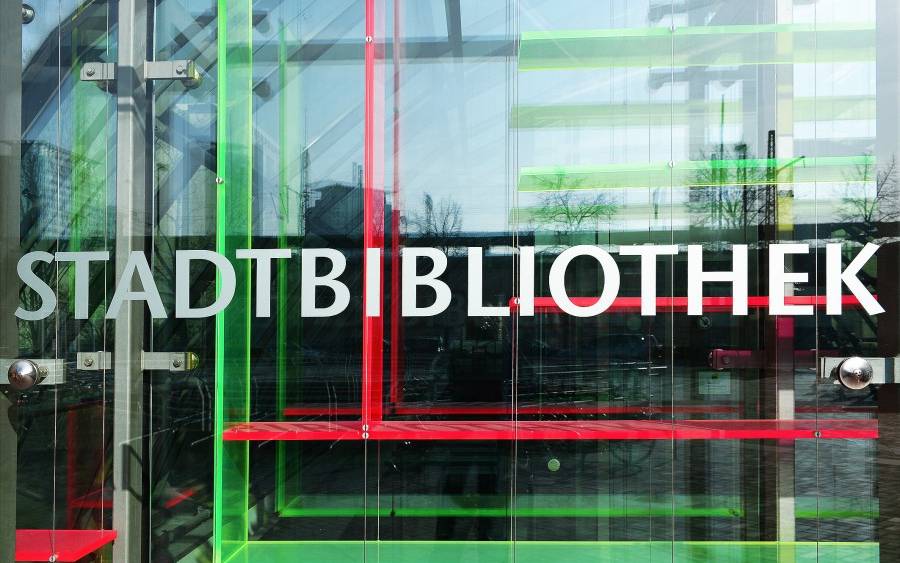 Die Stadtbibliothek Essen macht trotz Corona-Lockdown teilweise wieder auf. Es gibt ab Mittwoch einen Abhol-Service.