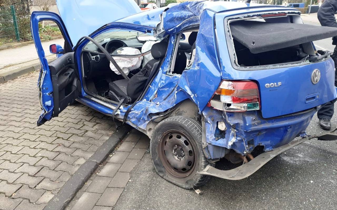 Eine Verfolgungsfahrt in Essen ist im Krankenhaus geendet. Die Oberhauser Straße ist deshalb dicht.