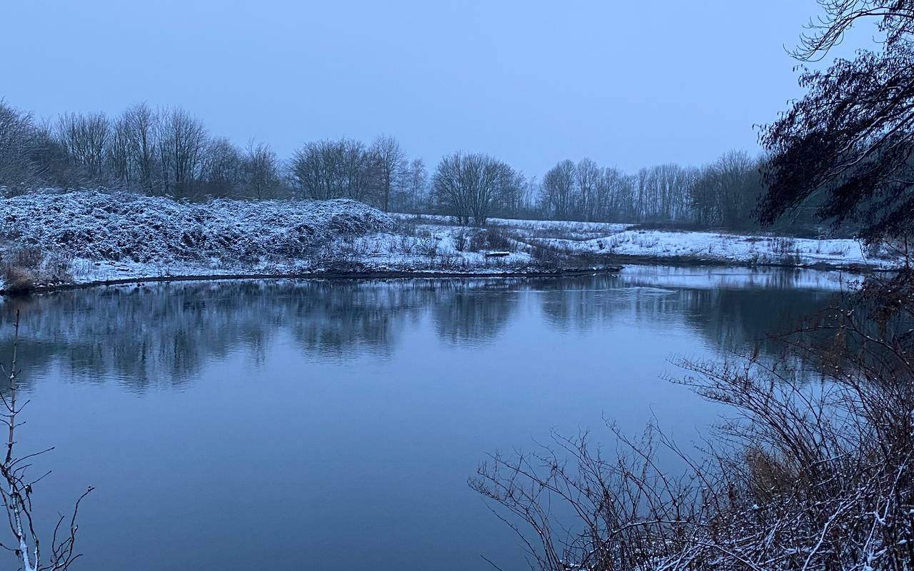 Trotz dichter Schneedecke in Essen gab es keine Verkehrsprobleme, sagen Polizei und Feuerwehr.