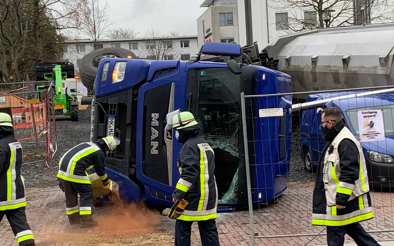 In Essen ist ein Kippsattelzug mit Schotter beim Entladen umgestürzt. Verletzt wurde niemand.