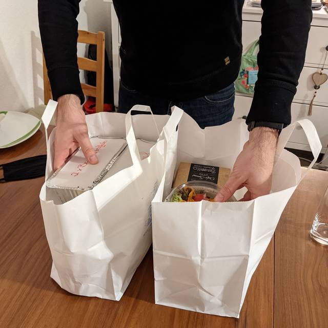 Martin Kels packt das Essen aus