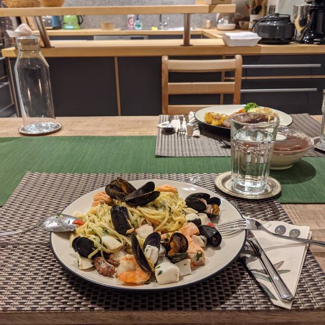 Takeaway-Essen auf Tellern