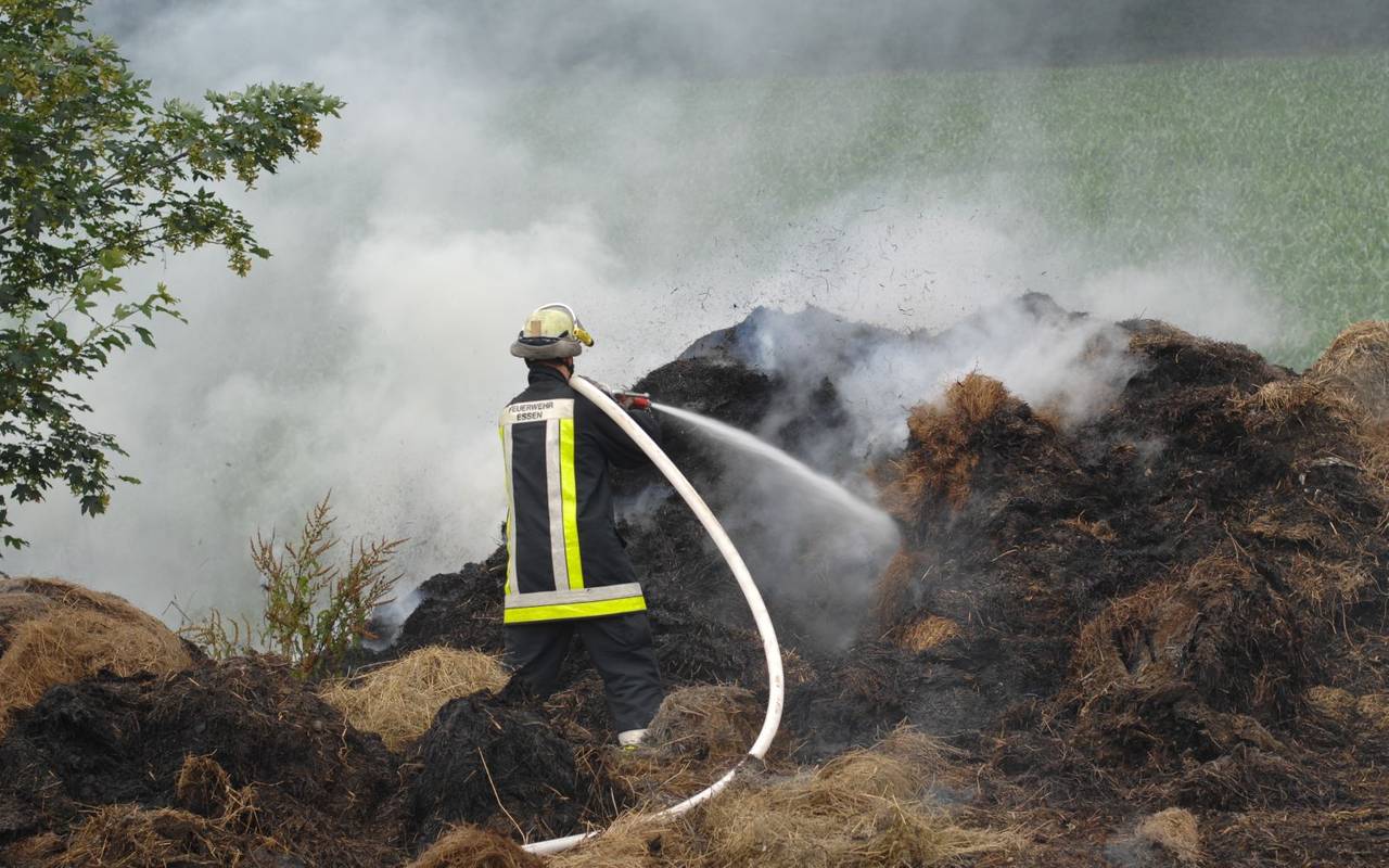 Symbolfoto Feuerwehr Essen löscht brennende Strohballen