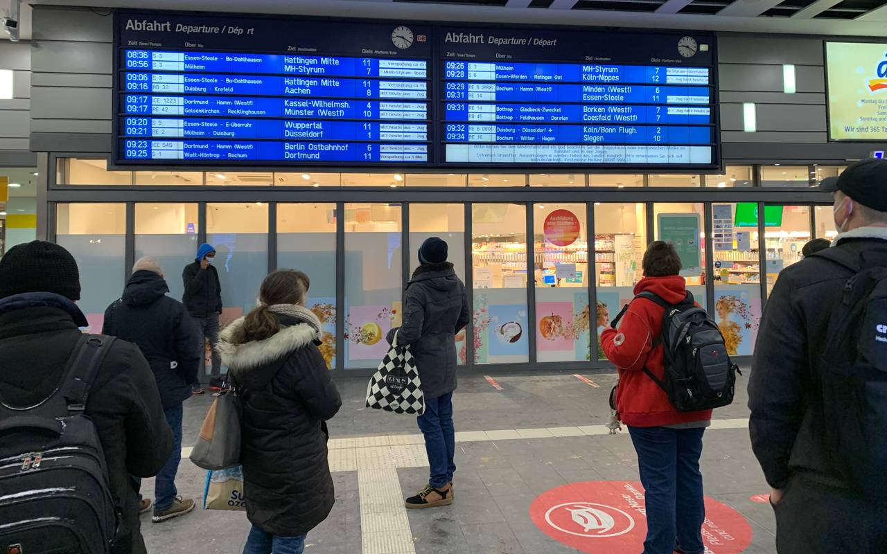 Anzeigetafel Essen-Hauptbahnhof bei Winter-Chaos