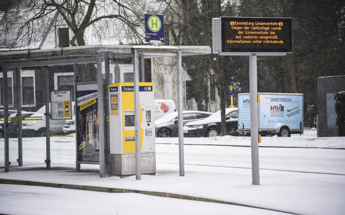 ruhrbahn_bushaltestelle_winter_schnee