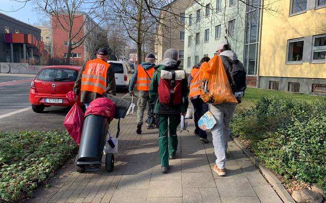 Mit Zangen, Müllsäcken und orangenen Warnwesten ziehen die Gruppen los