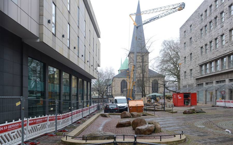 In der Innenstadt wurde eine Baugrube aus dem Mittelalter entdeckt. Am Kardinal-Hengsbach-Platz wird gerade gebaut, dabei ist man auf die Grube gestoßen.