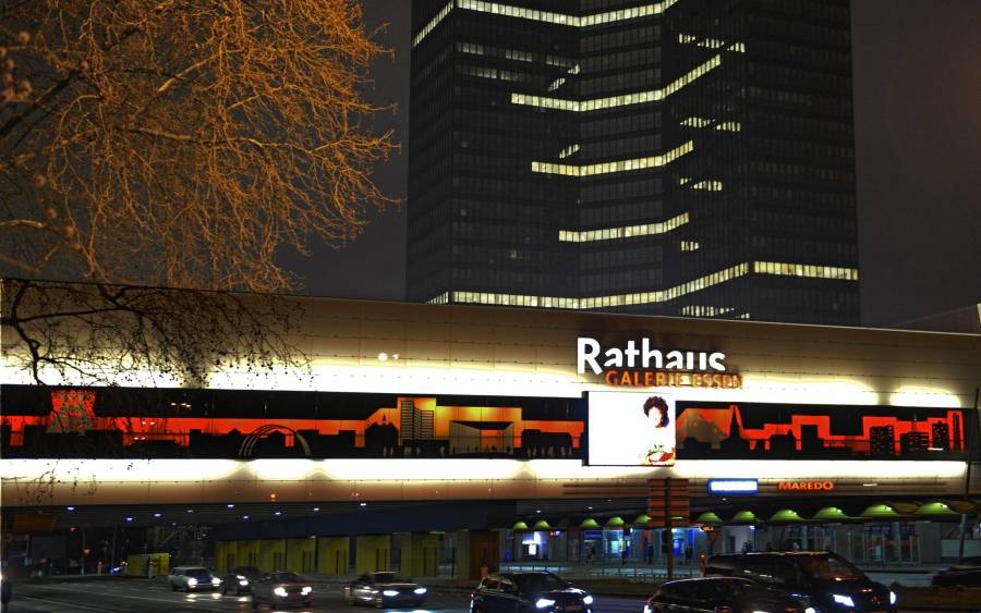 Im Rathaus Essen leuchten die Fenster zum Gedenken an die Corona-Opfer