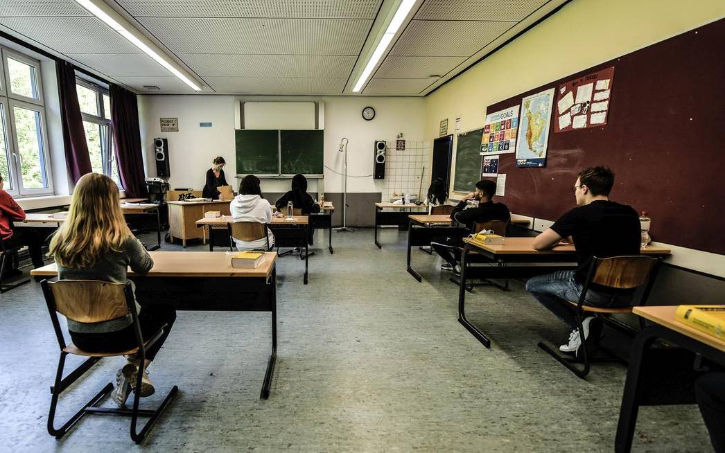 Schülerinnen und Schüler des Gymnsiums Nord-Ost sitzen am am Dienstag, den 12. Mai 2020 im Klassenraum und warten auf die Abiturprüfungsunterlagen. . Die Abiturprüfungen haben begonnen. Schüler des Gymnasiums Nord-Ost schreiben ihre erste Abiturprüfung in Biologie. Sie sitzen mit großem Abstand zu einander.