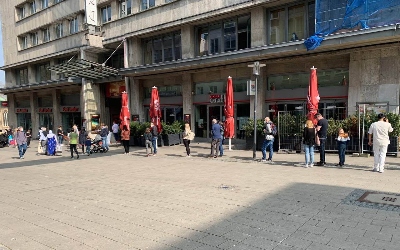Lange Schlangen am Corona-Testzentrum in der Lichtburg Essen.