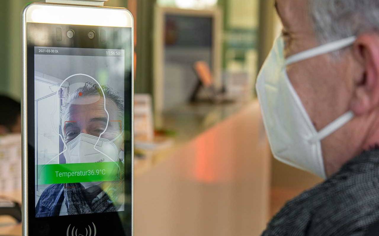 Radio Essen-Stadtreporter Kostas Mitsalis beim Masken-Check für Veranstaltungen. Ein Test der evolution GmbH.