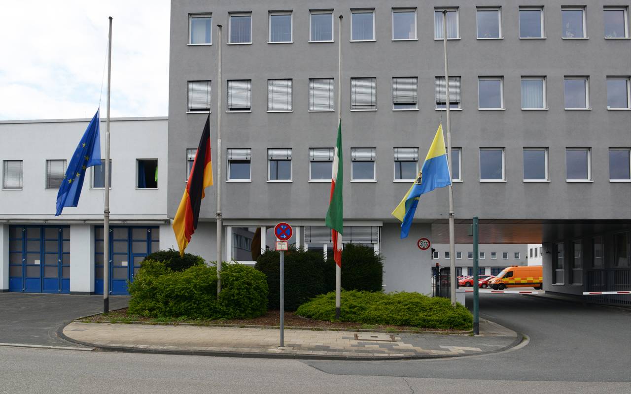 Die Stadt Essen erinnert an die Corona-Opfer. An Verwaltungsgebäuden in der Stadt sind die Fahnen auf Halbmast.