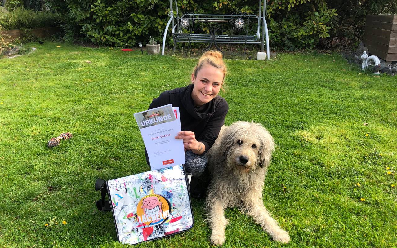 Anna aus Leithe mit Hund Cookie auf der Wiese hinter ihrem Haus. Die beiden freuen sich über Platz 2.