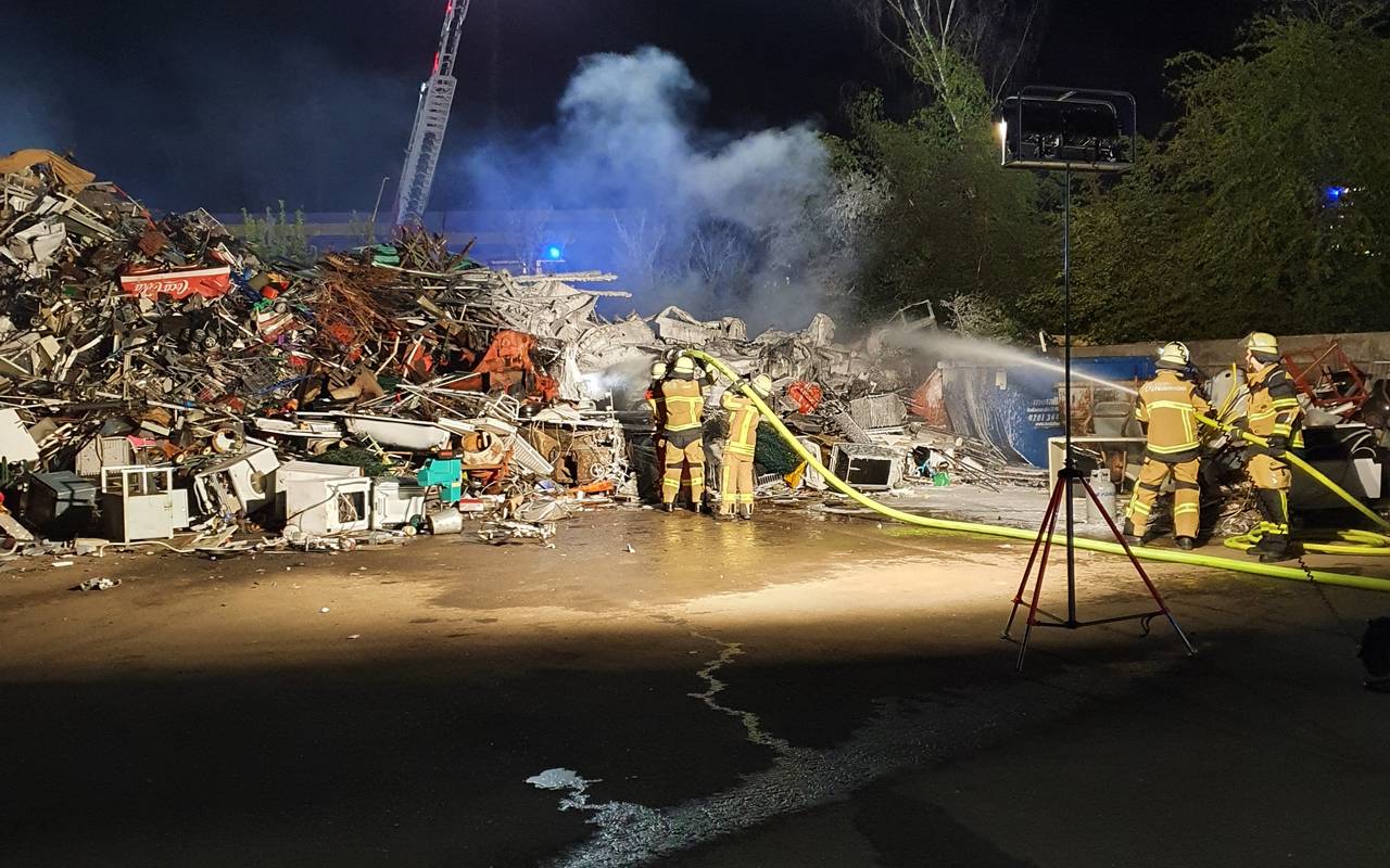 Feuer auf Schrottplatz in Essen-Altenessen