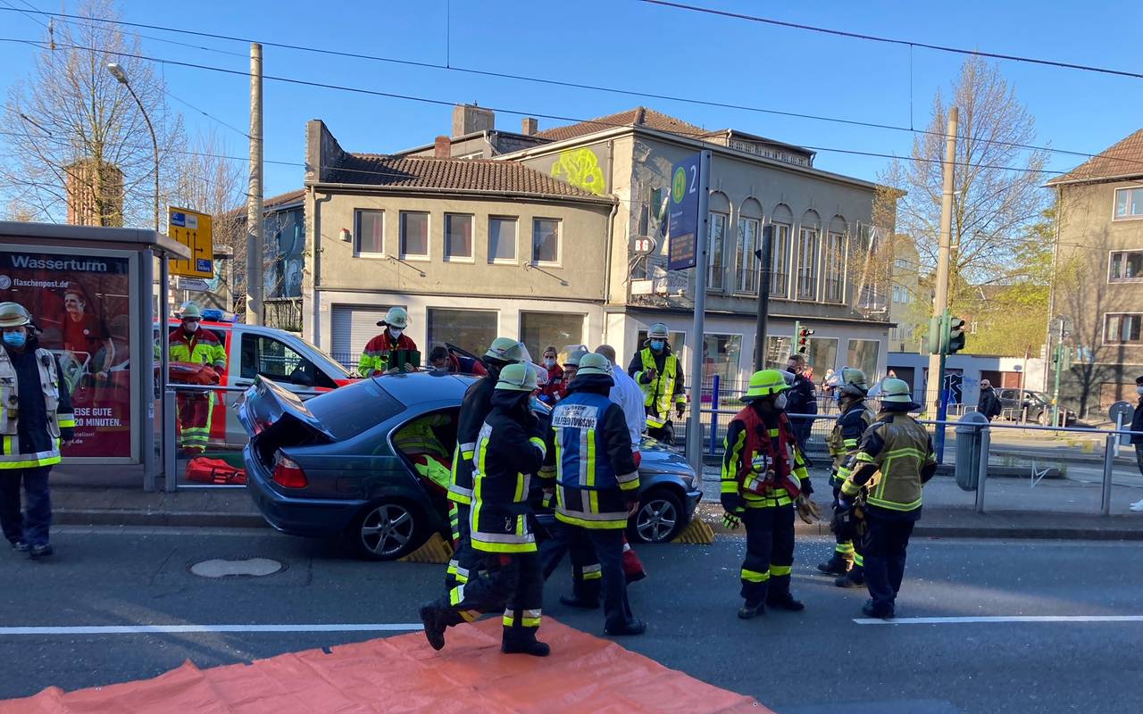 Auto in Straßenbahn-Haltestelle in Essen an der Steeler Straße