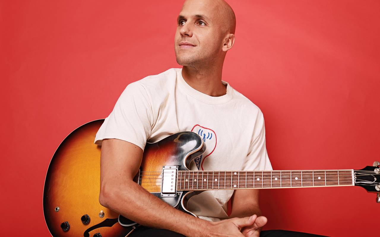 Milow mit Gitarre