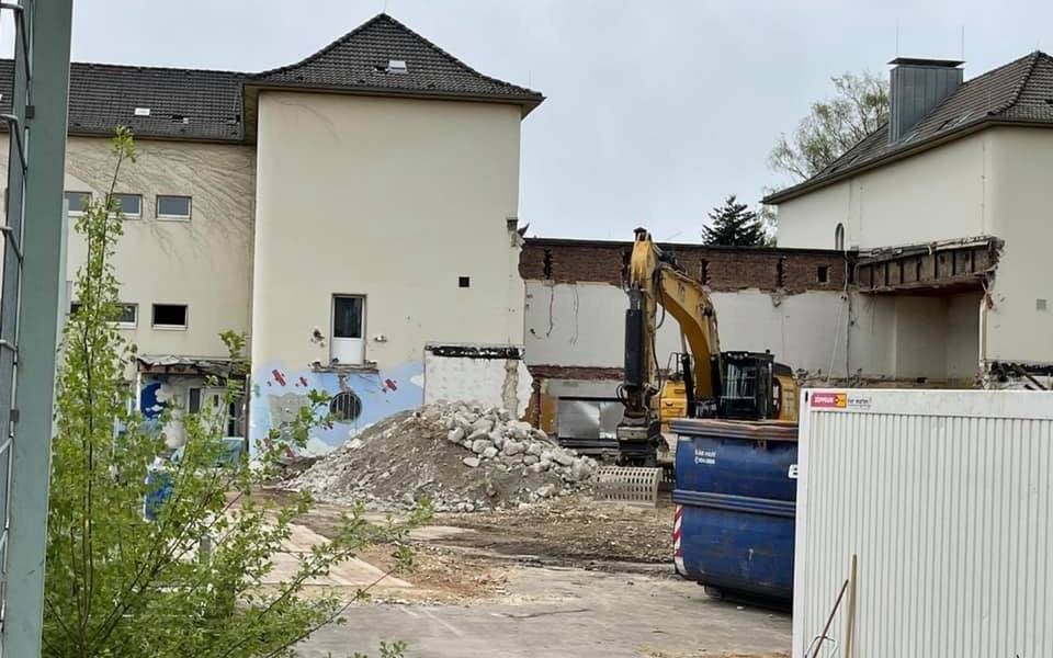 Abriss Turnhalle Schule an der Ruhr in Essen - Stand Mai 2021