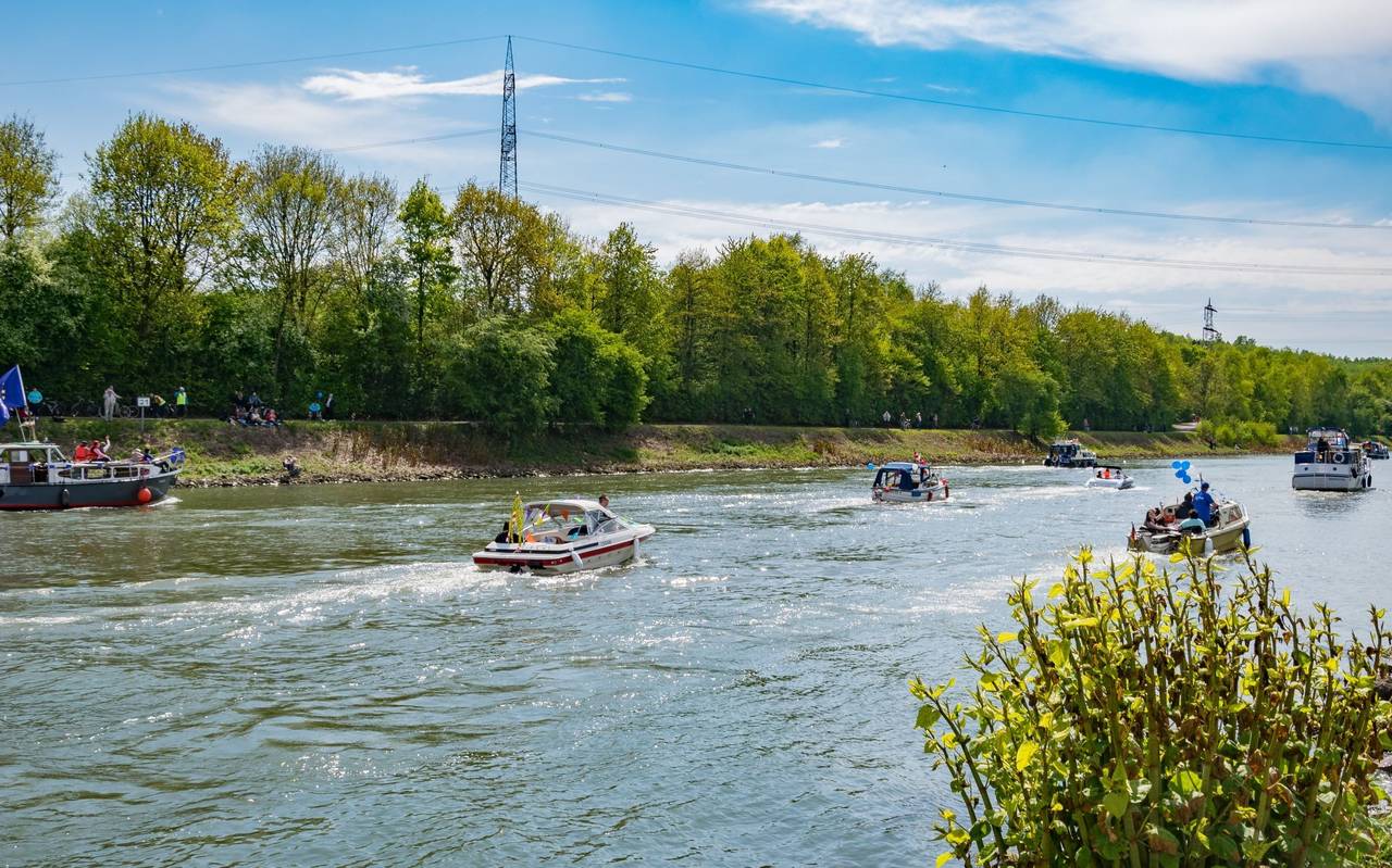 Schiffe beim der Schiffsparade auf dem Rhein-Herne-Kanal
