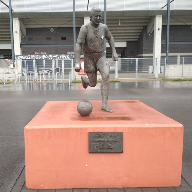 Statue Helmut Rahn vor dem Stadion Essen