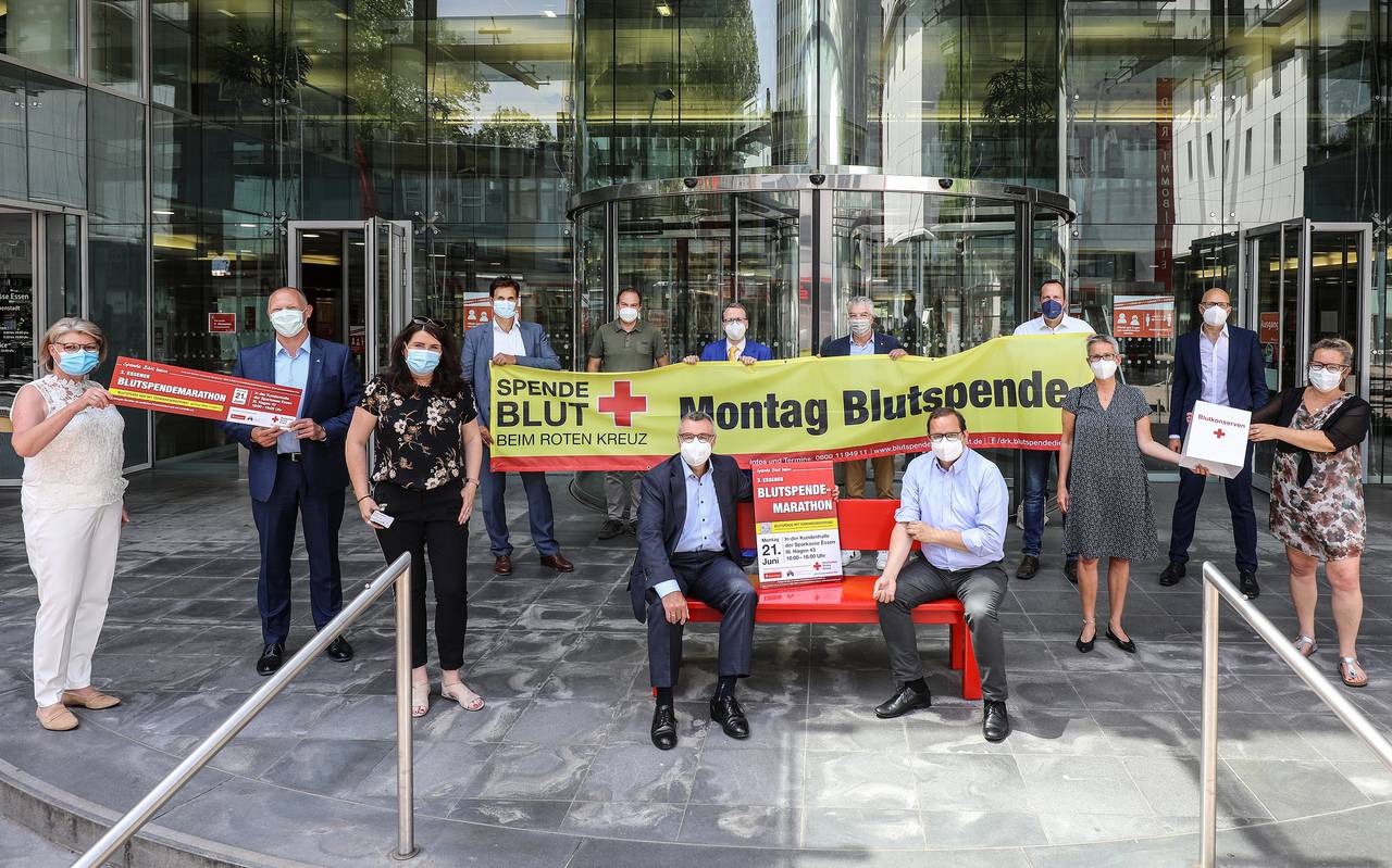 Viele Chefs und Manager Essener Unternehmen unterstützen Stadt, Sparkasse und DRK beim Blutspende-Marathon.
