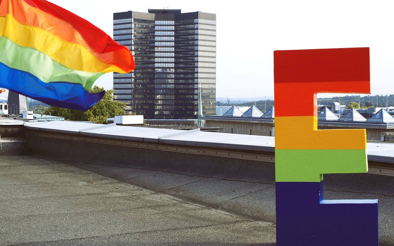 Die Stadt Essen hisst am Vormittag die Regenbogen-Fahne.