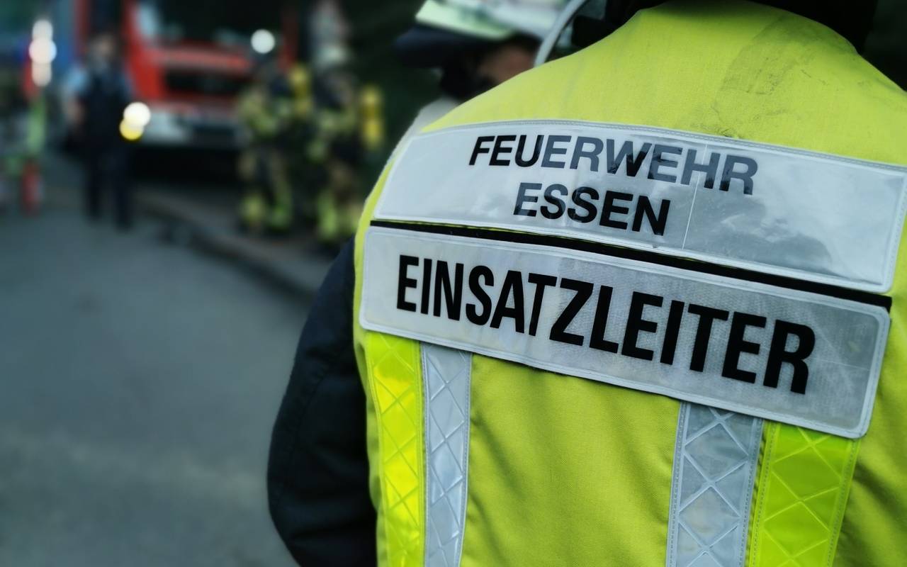 Die Feuerwehr sichert den Unfallort auf der Laupendahler Landstraße.