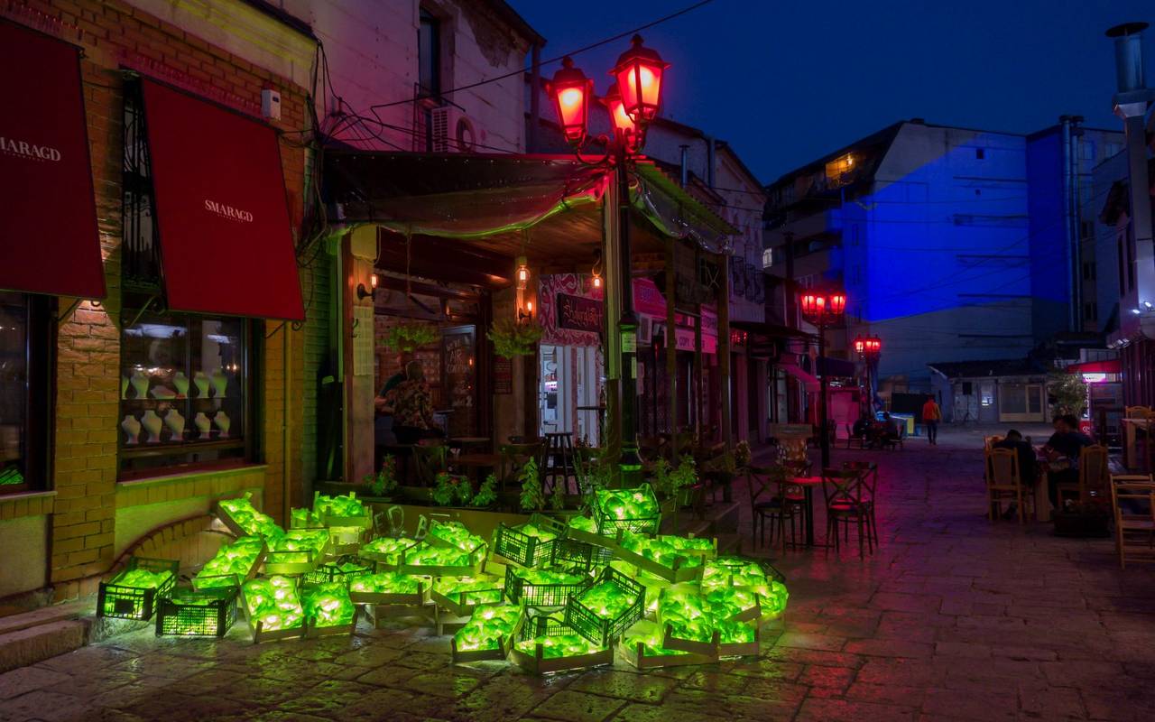 Bei „the plastic, we live with“ werden alte Plastiktüten zur Kunstinstallation, wie hier bei einem Kunstfestival in Bordeaux