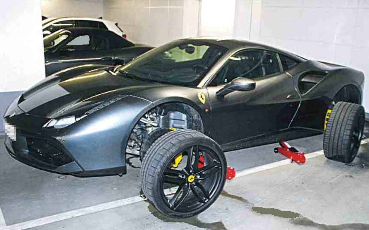 An diesem schwarzen Ferrari in Kettwig hatten mutmaßliche Diebe schon die Reifen abmontiert, als sie gestört wurden.