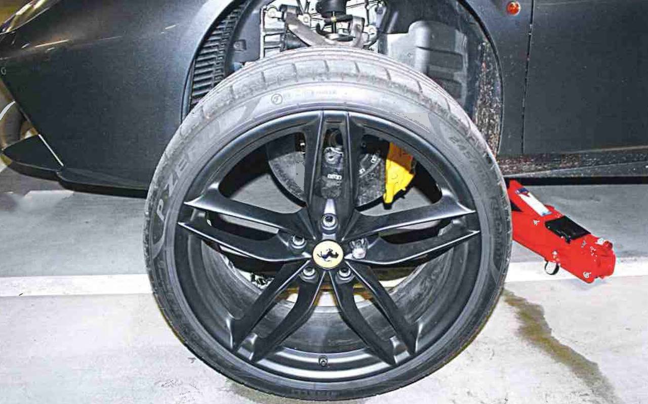 Die Ferrari-Reifen waren schon fast alle abmontiert, als die mutmaßlichen Diebe überrascht wurden.