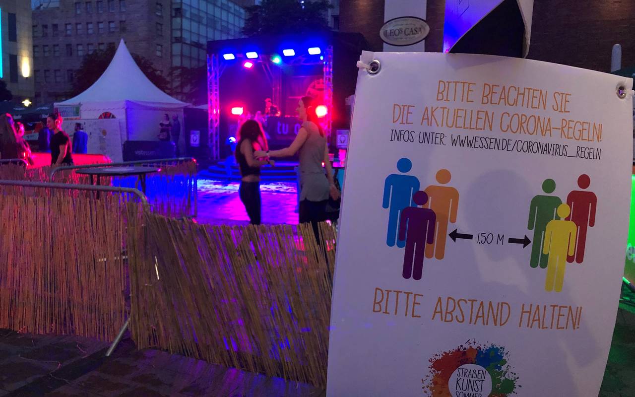 Kopfhörer-Disco auf dem Kennedyplatz in Essen