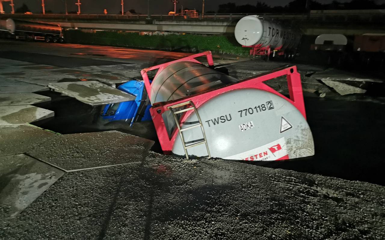 In Kupferdreh versank ein kompletter Sattelzug. Der Platz war unterspült.