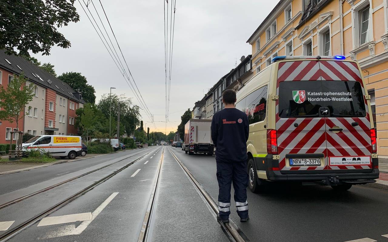 steeler-strasse-johanniter-katastrophenschutz-feuerwehr-bagger-bombe-huttrop-pestalozzi-radio-essen