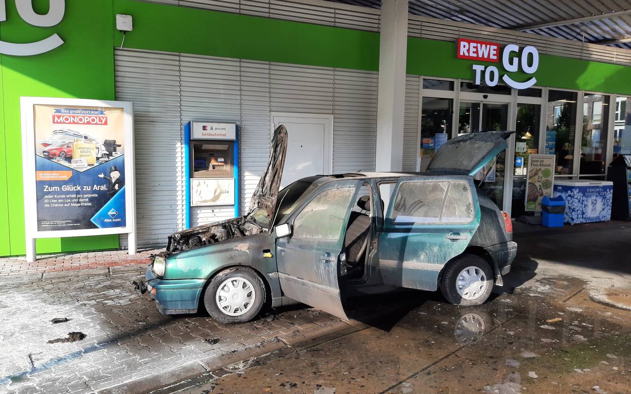Auto brennt auf Tankstelle in Essen-Rüttenscheid