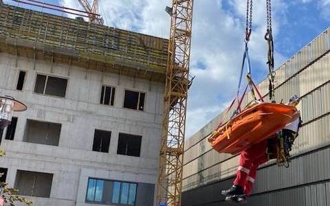 Verletzter Arbeiter wird von Höhenrettern an der Uniklinik Essen gerettet.