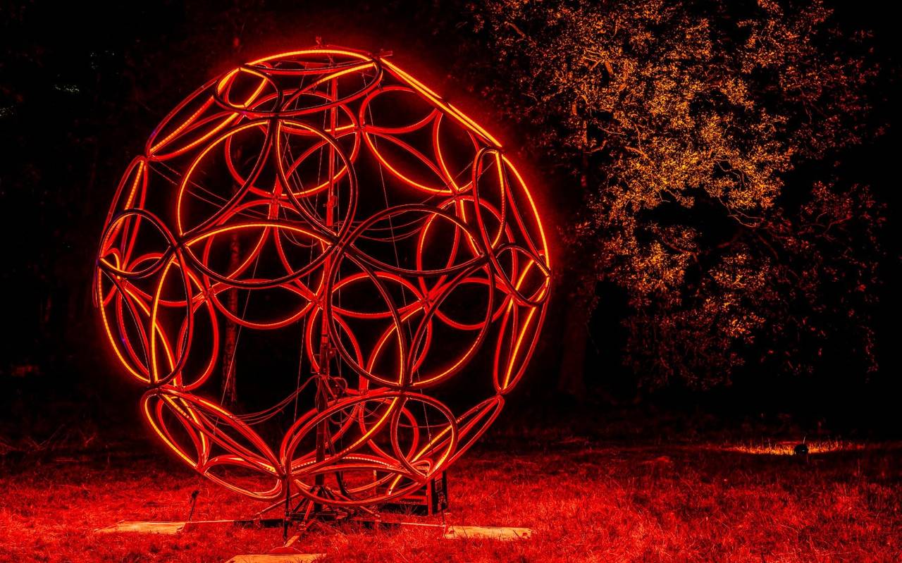 Leuchtende rote Kugel beim Essen Light Festival 2021