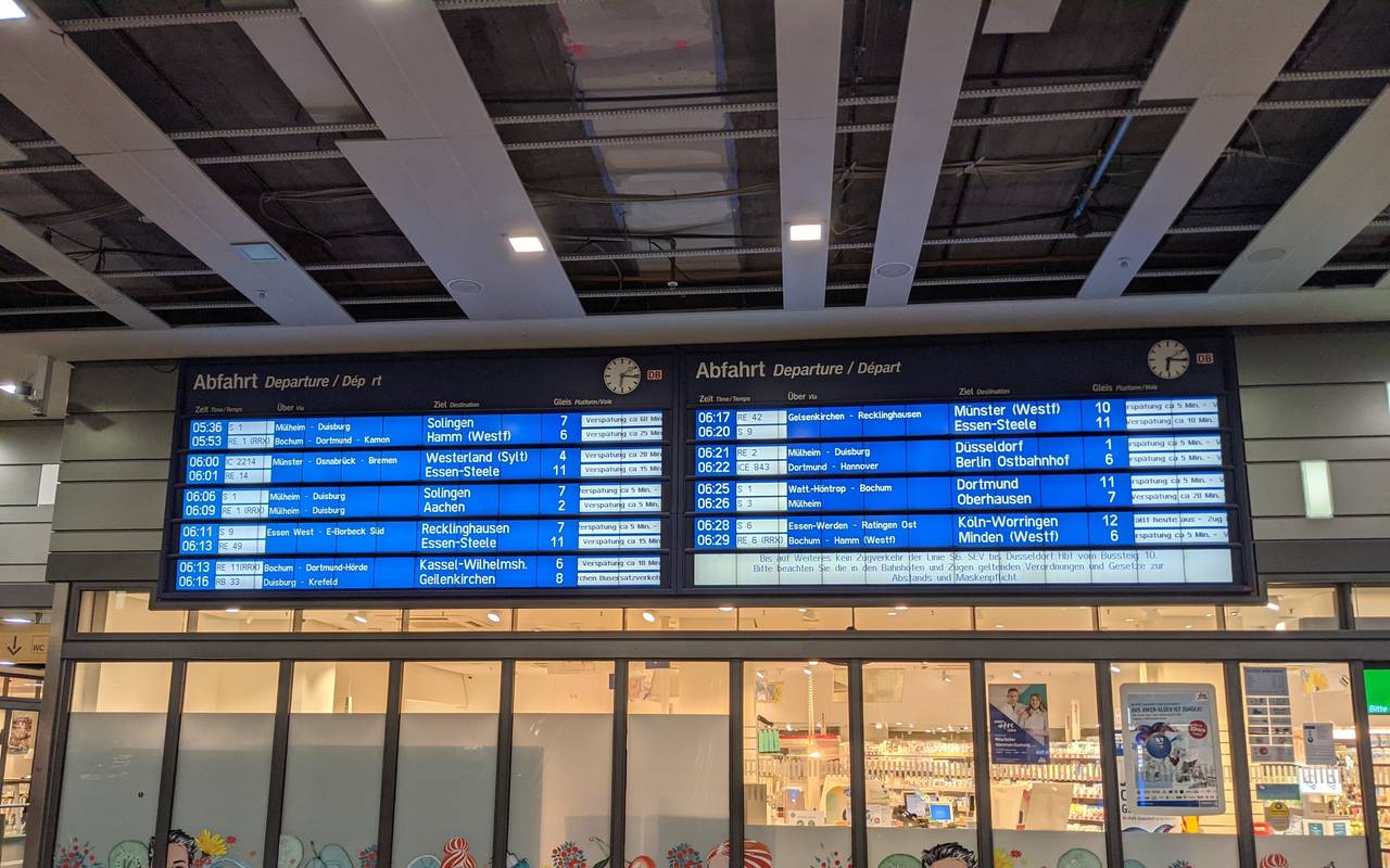 Bahnhofstafel Hauptbahnhof Essen