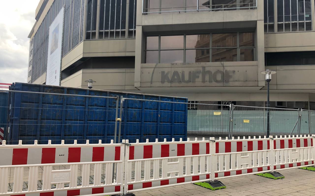 Die Bauarbeiten am alten Kaufhof-Gebäude in Essen gehen in die nächste Runde. Rund um den Willy-Brandt-Platz stehen Bauzäune und ein Container. Der Name von Kaufhof ist abmontiert werden.