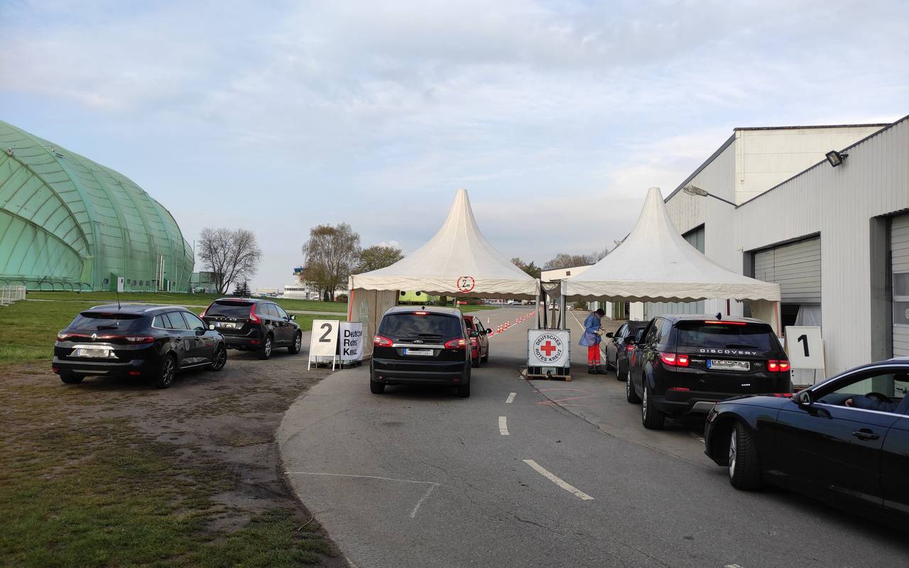 Die Teststraße des DRK am Flughafen Essen-Mülheim. Da gibt es jetzt auch Antikörpertests.