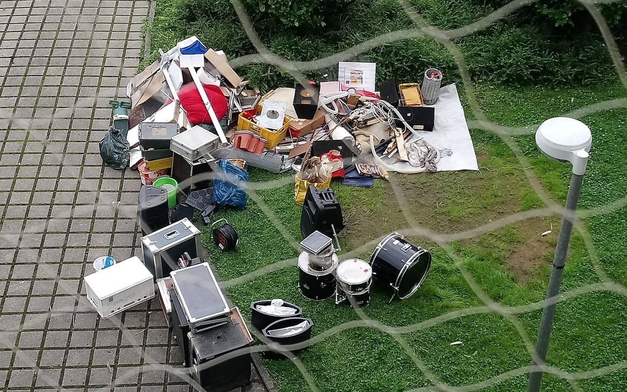 Auch der Karnevalsverein Rot-Blau Kupferdreh hat noch viel zu tun. Viele Dinge, wie Schlagzeuge und Bücher sind durch das Hochwasser zerstört worden.