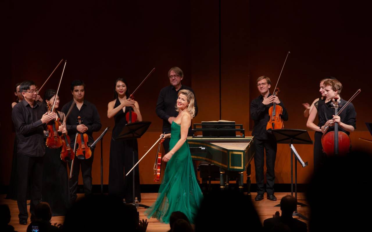 Der Klassik-Weltstar Anne-Sophie Mutter steht gemeinsam mit ihrem Ensemble auf der Bühne. Die Gruppe feiert 10-jähriges Jubiläum.