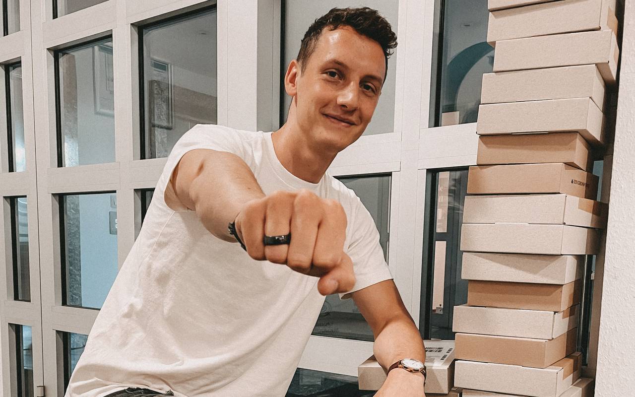 Bezahlring von PAGOPACE an Hand von FOM-Student aus Essen