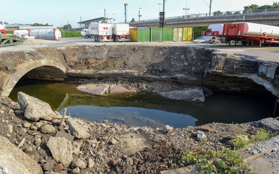 Loch auf Speditionsgelände nach Hochwasser in Essen-Kupferdreh