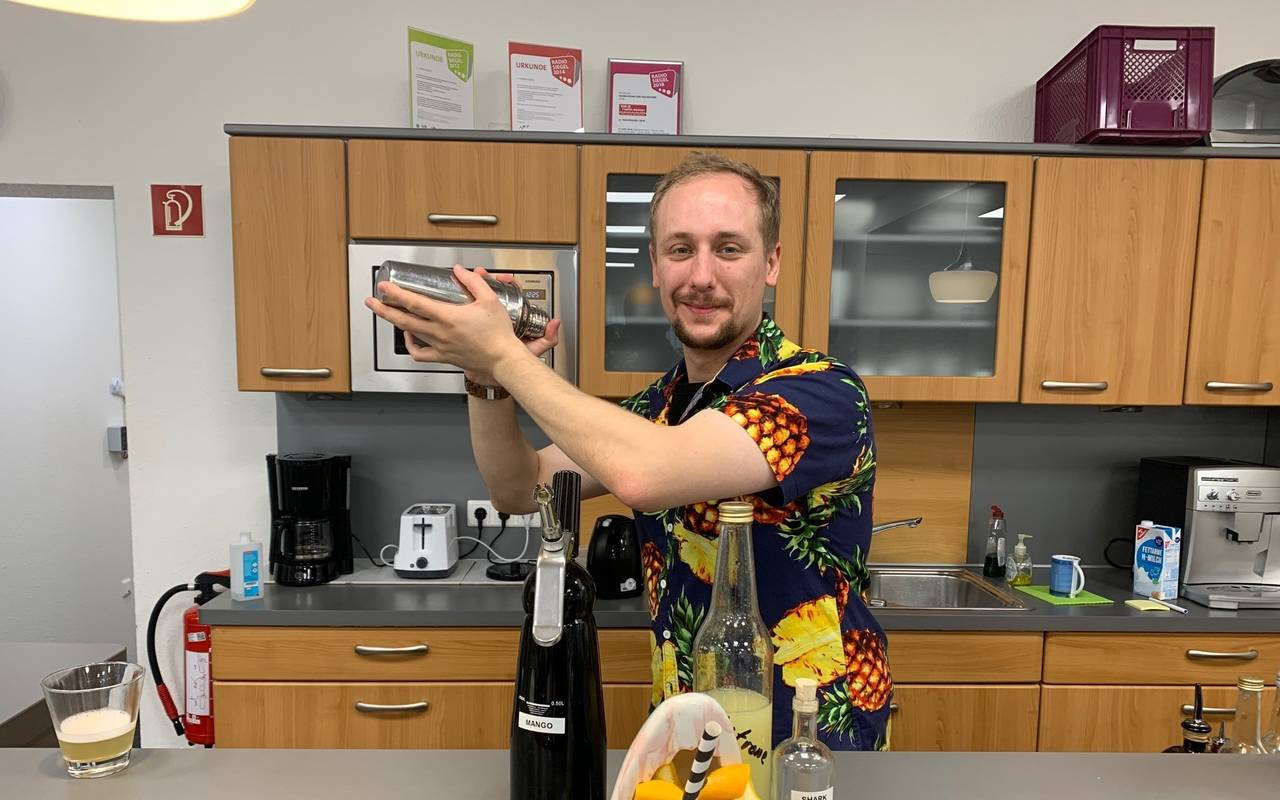 Sven Momber mixt einen Cocktail bei Radio Essen am Vormittag