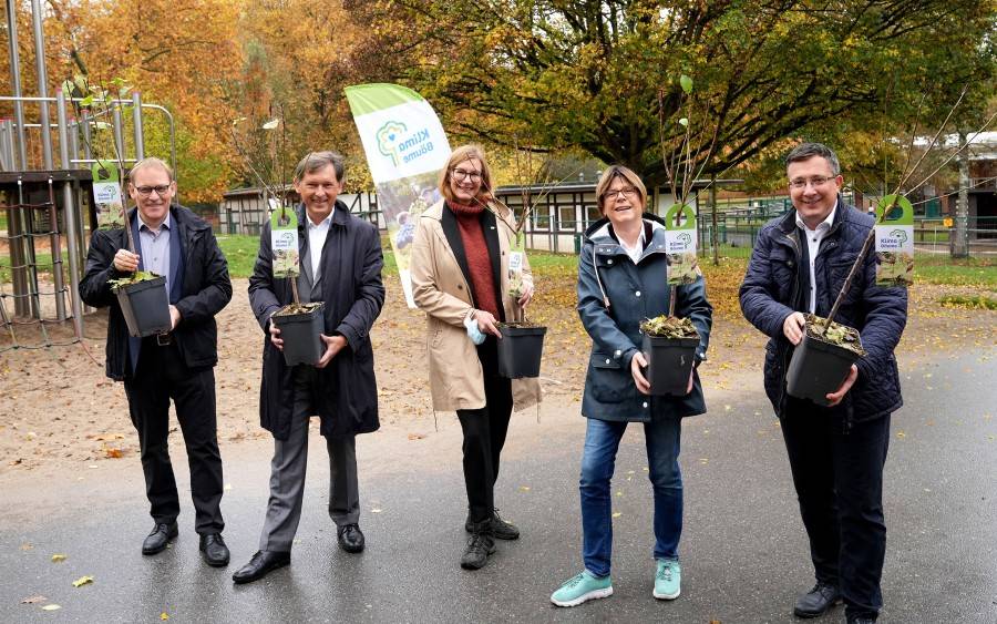 Ausgabe der Klimabäume im Grugapark Essen. V. l. n. r : Frank Restemeyer, Stadt Gladbeck, Frank Dudda, Vorsitzender der Verbandsversammlung des Ruhrparlaments, Nina Frense, Beigeordnete Umwelt und Grüne Infrastruktur beim RVR, Simone Raskob, Geschäftsbereichsvorstand für Umwelt, Verkehr und Sport der Stadt Essen, und Andreas Giga, Emschergenossenschaft.
