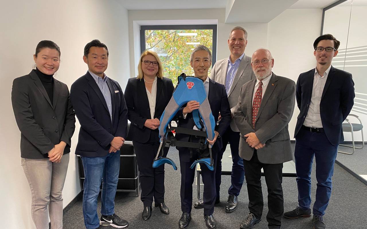 radio-essen-roboter-anzug-innophys_glas_stebani