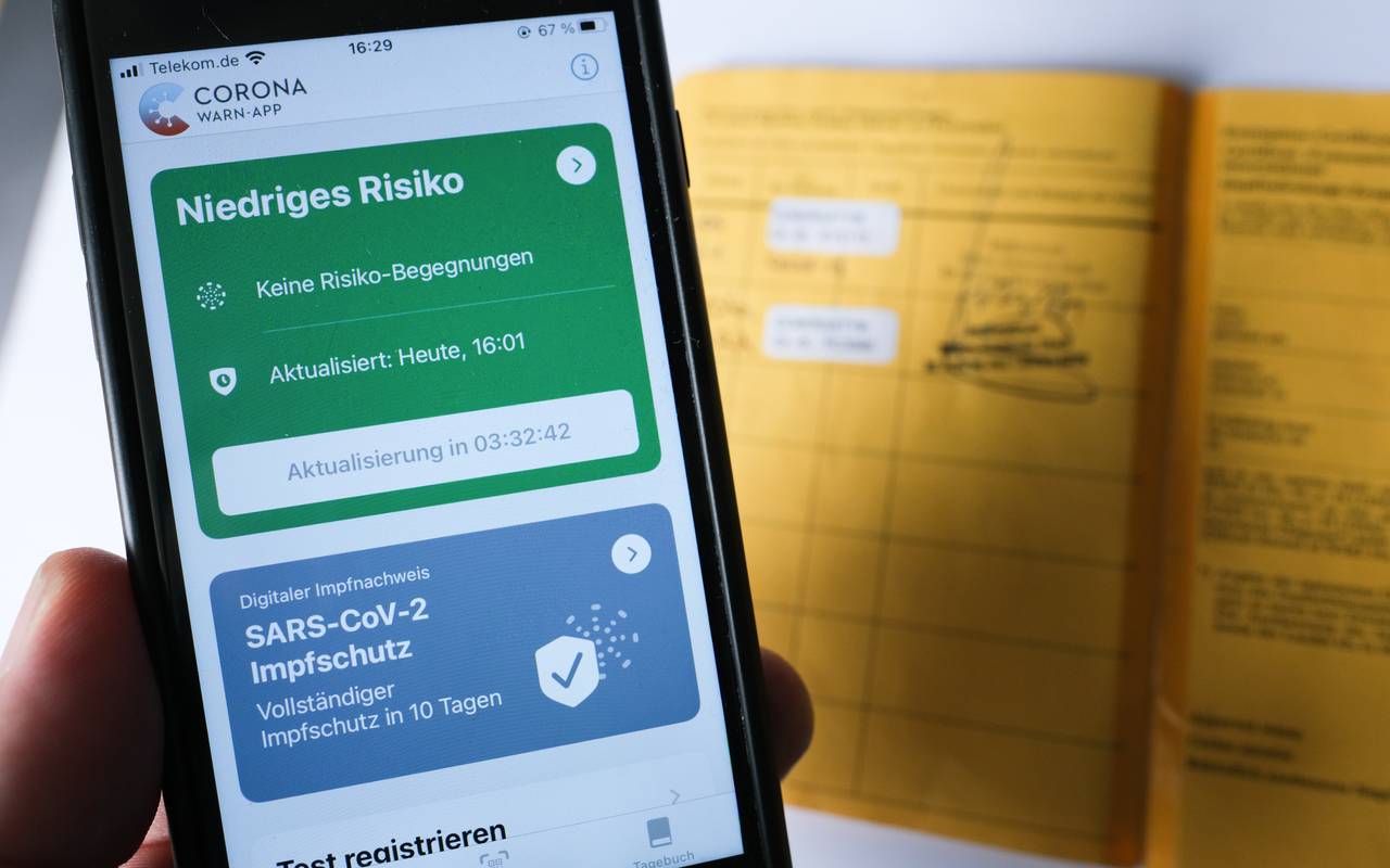 handy-corona-test-impf-ausweis-impfpass-impfausweis-radio-essencorona-warn-app