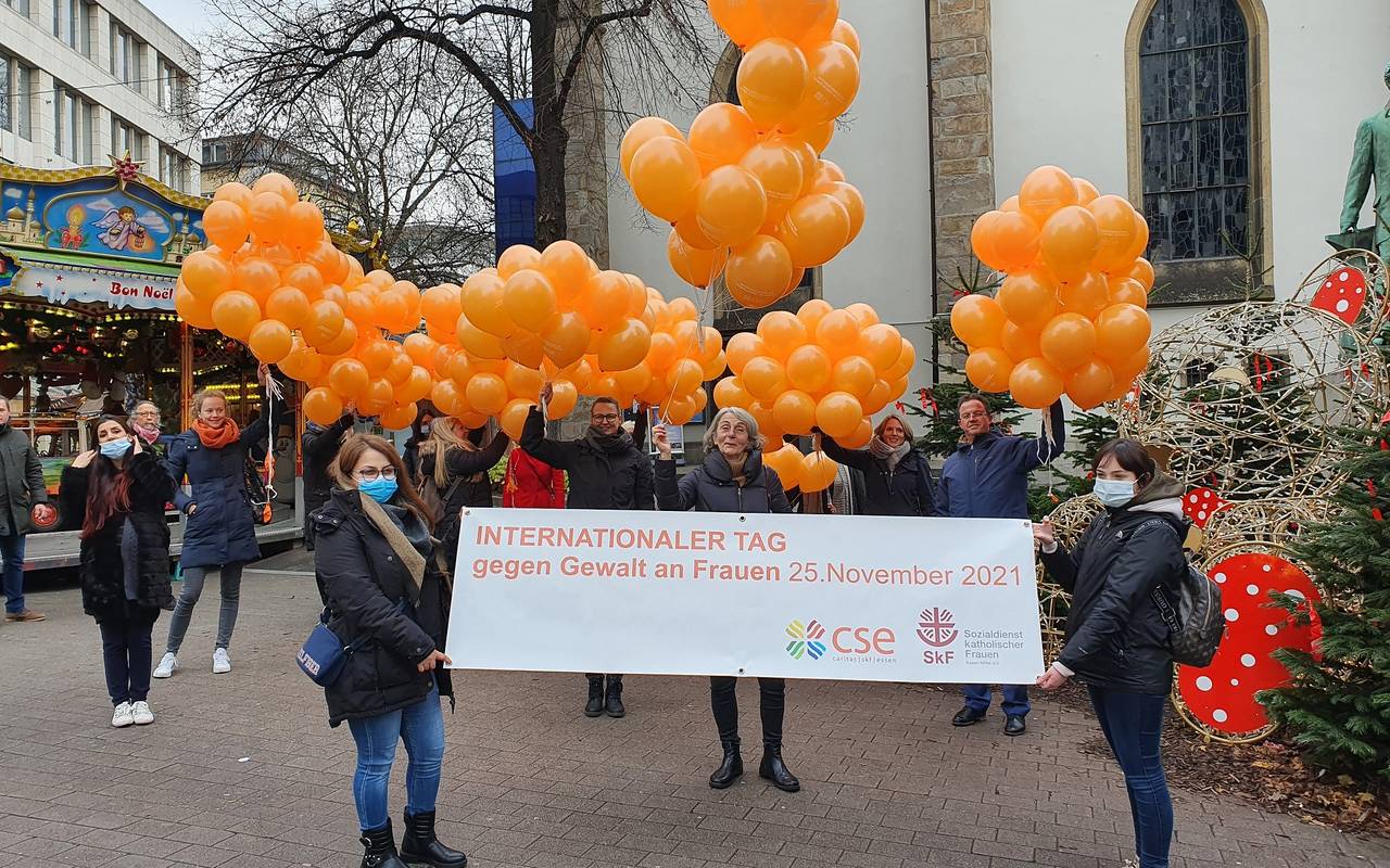 Ballons gegen Gewalt an Frauen